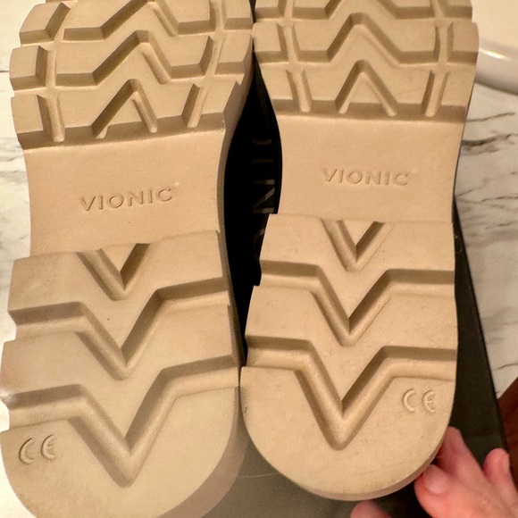 Vionic Kensley Navy and Cream - Picture 3 of 4